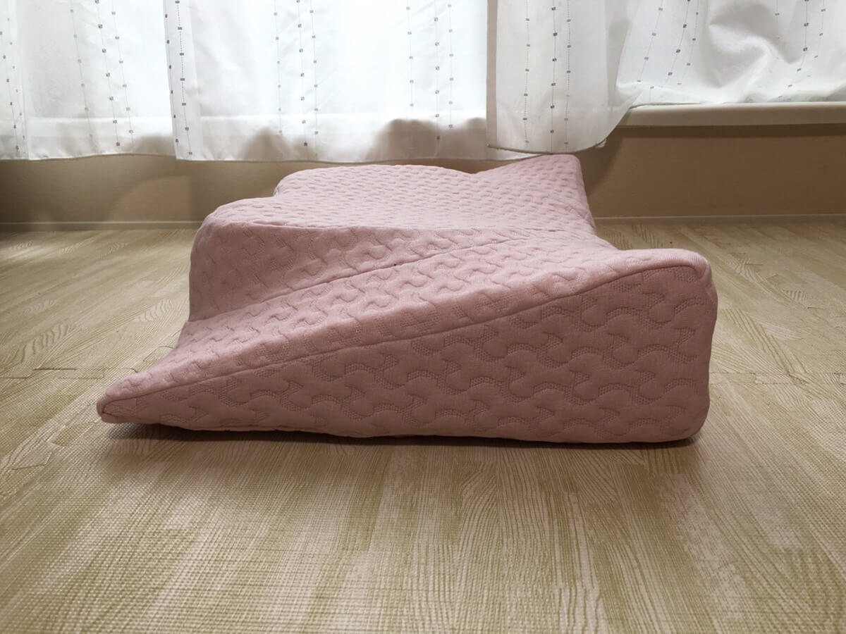枕を横から見て、真ん中がくぼんで両端が高くなっている形が分かる写真